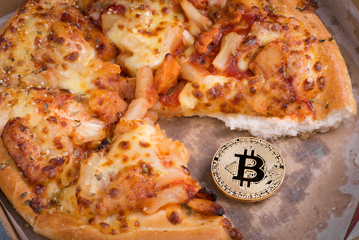 pizza és arany érme bitcoin szimbólummal