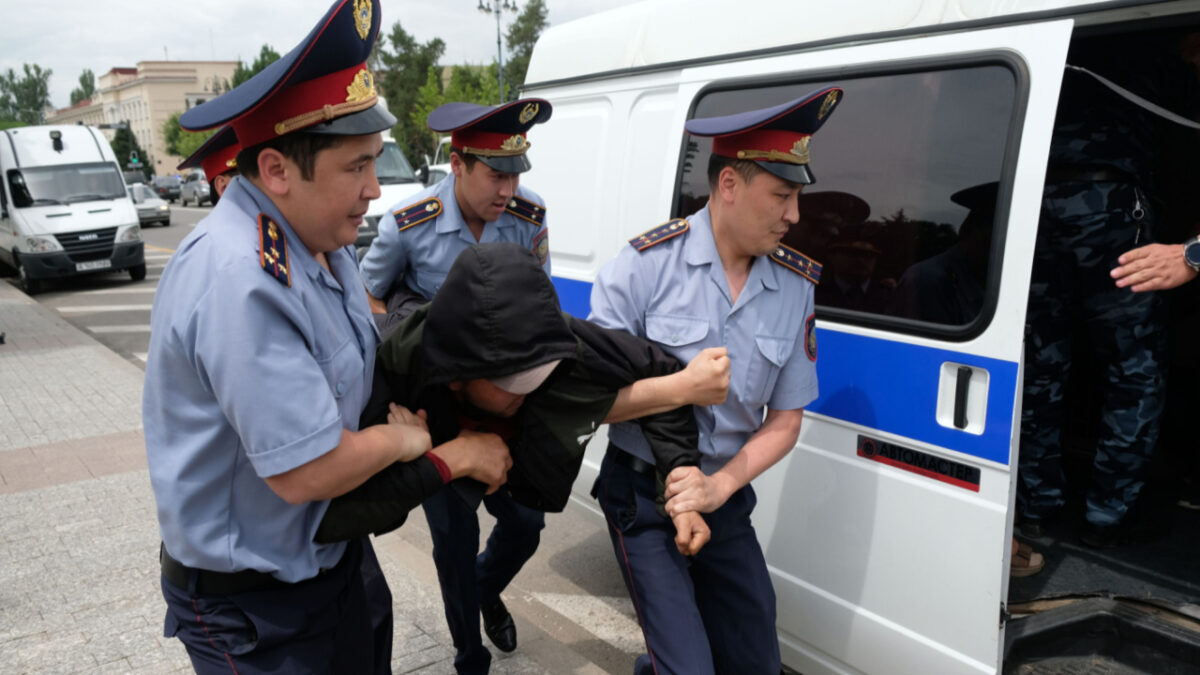 A kazahsztáni rendőrség letartóztatta a bandát, amely informatikai szakembereket kényszerít a kriptofarmok működtetésére