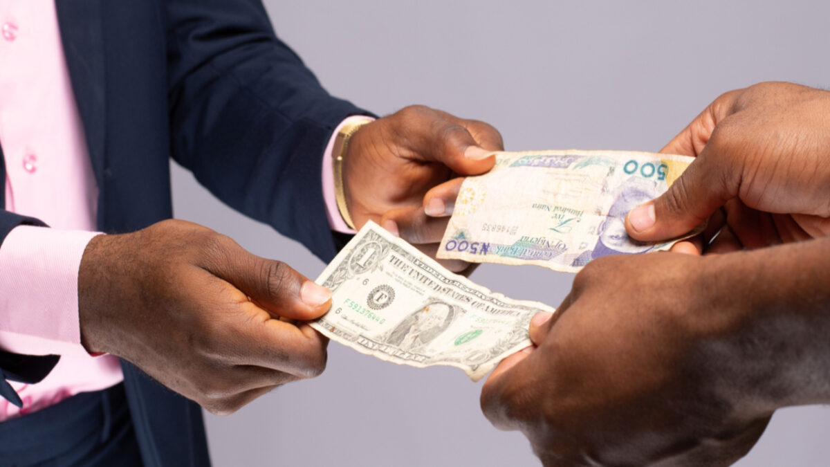 Nigeryjska waluta odzyskuje w porównaniu z dolarem amerykańskim — Bank Centralny mówi, że importerzy muszą repatriować zarobki z rynku Forex PlatoBlockchain Data Intelligence. Wyszukiwanie pionowe. Aj.