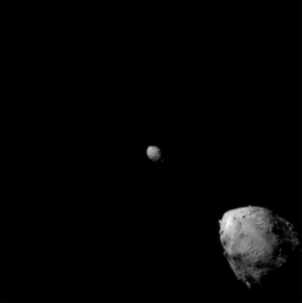 Asteroïde Didymos (linksboven) en zijn maantje, Dimorphos