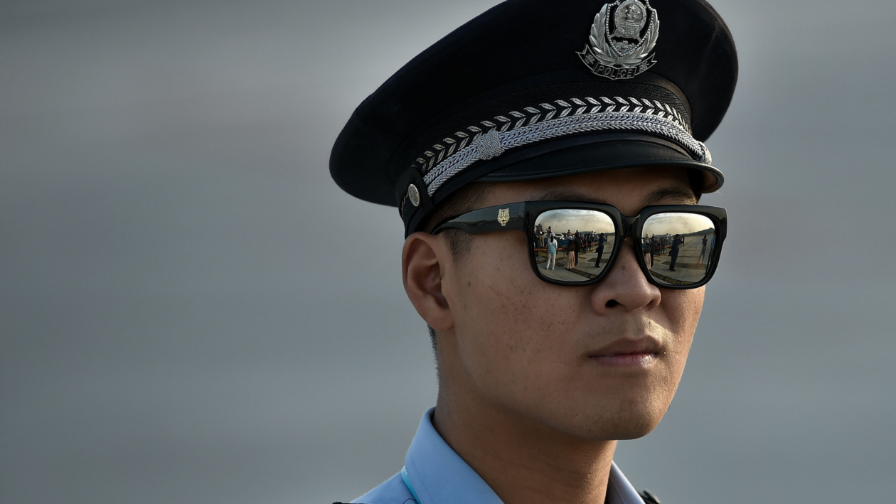 صورة لرجل شرطة صيني