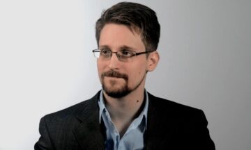 弗拉基米尔·普京 (Vladimir Putin) 柏拉图区块链数据情报 (PlatoBlockchain Data Intelligence) 授予爱德华·斯诺登 (Edward Snowden) 俄罗斯公民身份。垂直搜索。人工智能。