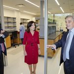 Le gouverneur Hochul visite le laboratoire de médecine bioélectronique rénové des instituts Feinstein et annonce la première récompense de 10 millions de dollars PlatoBlockchain Data Intelligence. Recherche verticale. Aï.