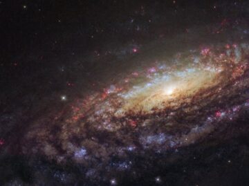 ฮับเบิลจับภาพกาแล็กซีกังหันขนาดใหญ่ที่สวยงาม PlatoBlockchain Data Intelligence ค้นหาแนวตั้ง AI.