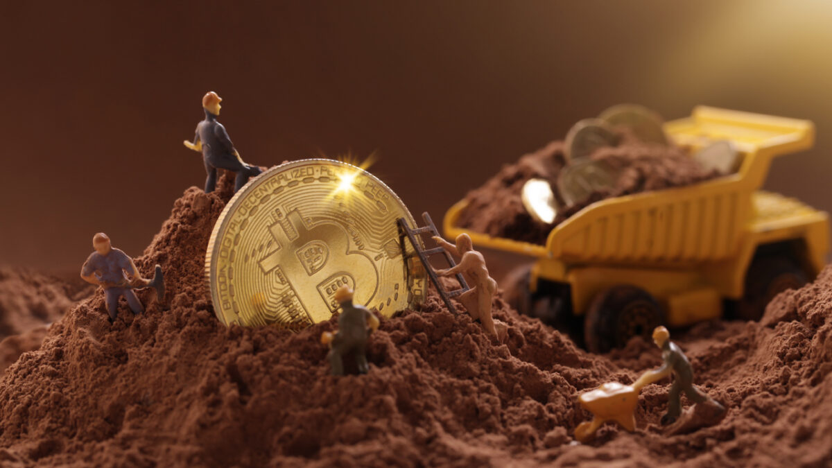La expansión de la minería de Bitcoin se calienta: Crypto Miner asegura un búnker subterráneo, Cleanspark engancha un sitio de minería llave en mano