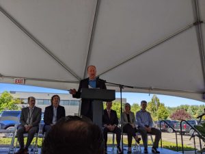 Il governatore del Colorado Jared Polis parla all'inaugurazione della nuova struttura di ricerca e sviluppo di Atom Computing