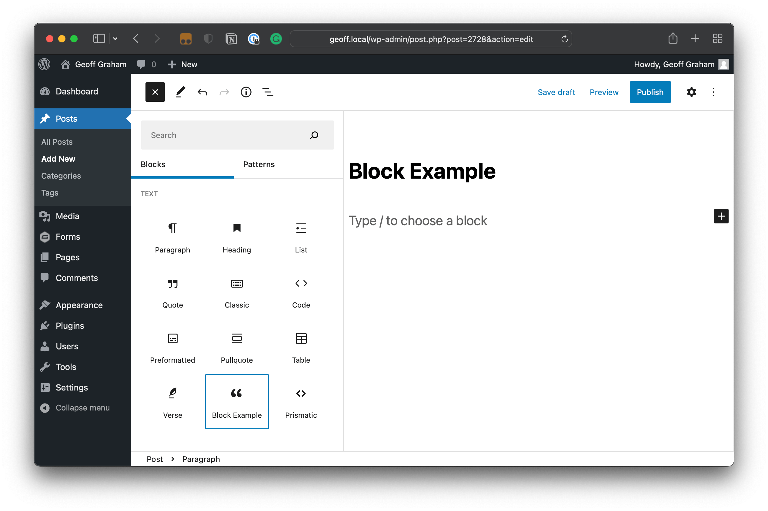 Blok yerleştirici paneli açık ve kısa alıntı bloğu içerik alanına eklenmiş halde WordPress Blok Düzenleyici. Arka uçtan merhaba yazıyor.