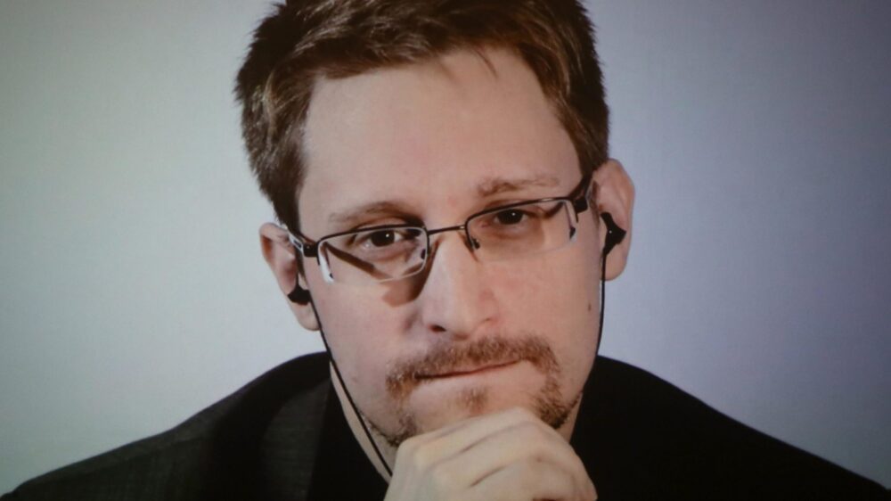 Snowden, Putin PlatonBlockchain Veri İstihbaratı'nın kararnamesiyle Rus vatandaşlığını aldı. Dikey Arama. Ai.