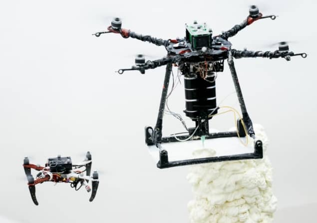 उड़ने वाले रोबोटों की टीम 3डी प्रिंटिंग प्लेटोब्लॉकचेन डेटा इंटेलिजेंस का उपयोग करके संरचनाएं बनाती है। लंबवत खोज. ऐ.