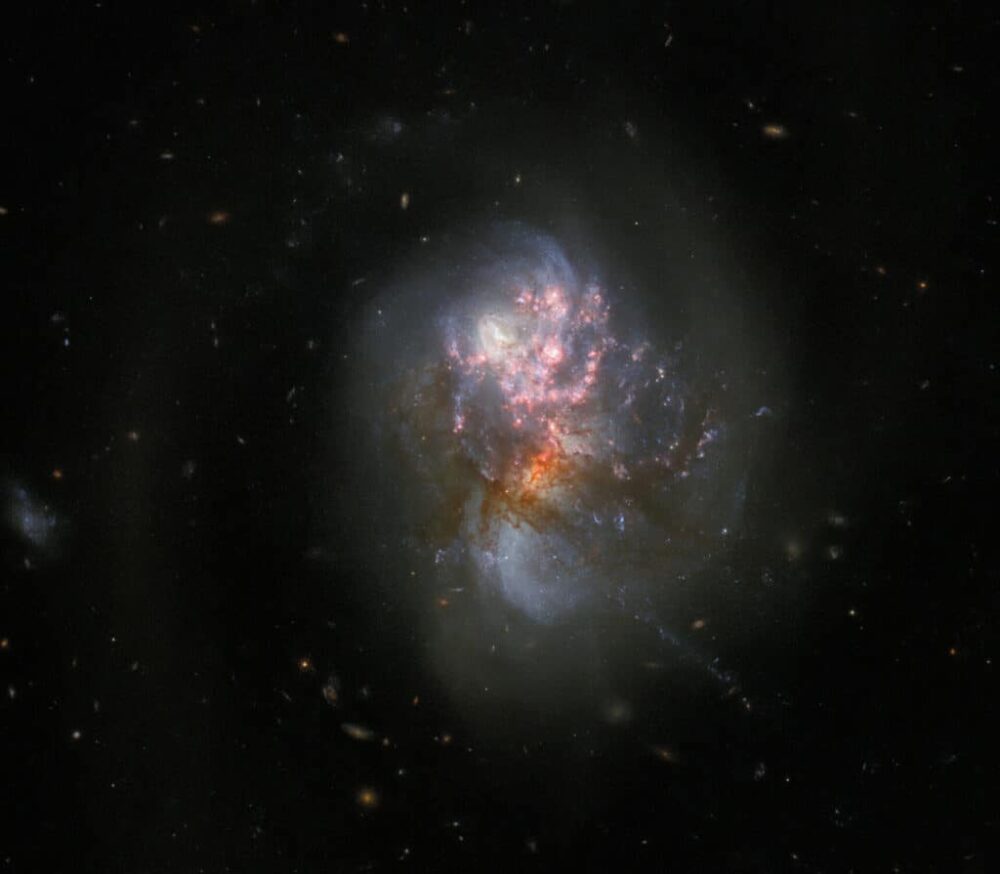 Это изображение, объединяющее данные инструментов ACS и WFC3 Хаббла, дает знакомое изображение этих сталкивающихся галактик в видимом свете.