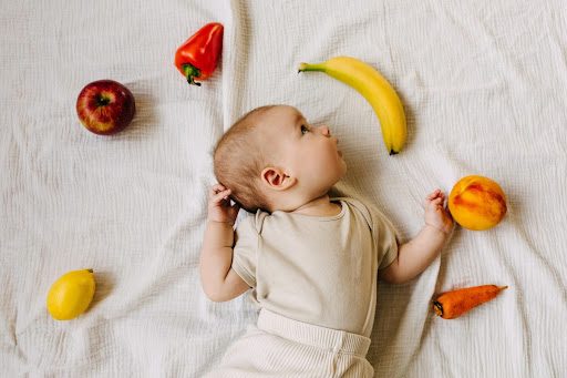bayi dengan buah-buahan sehat
