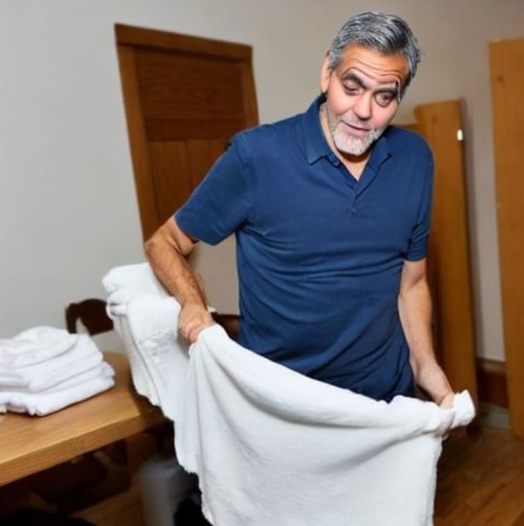 En lite kuslig bild av en man med förvrängda drag som håller i en vit handduk