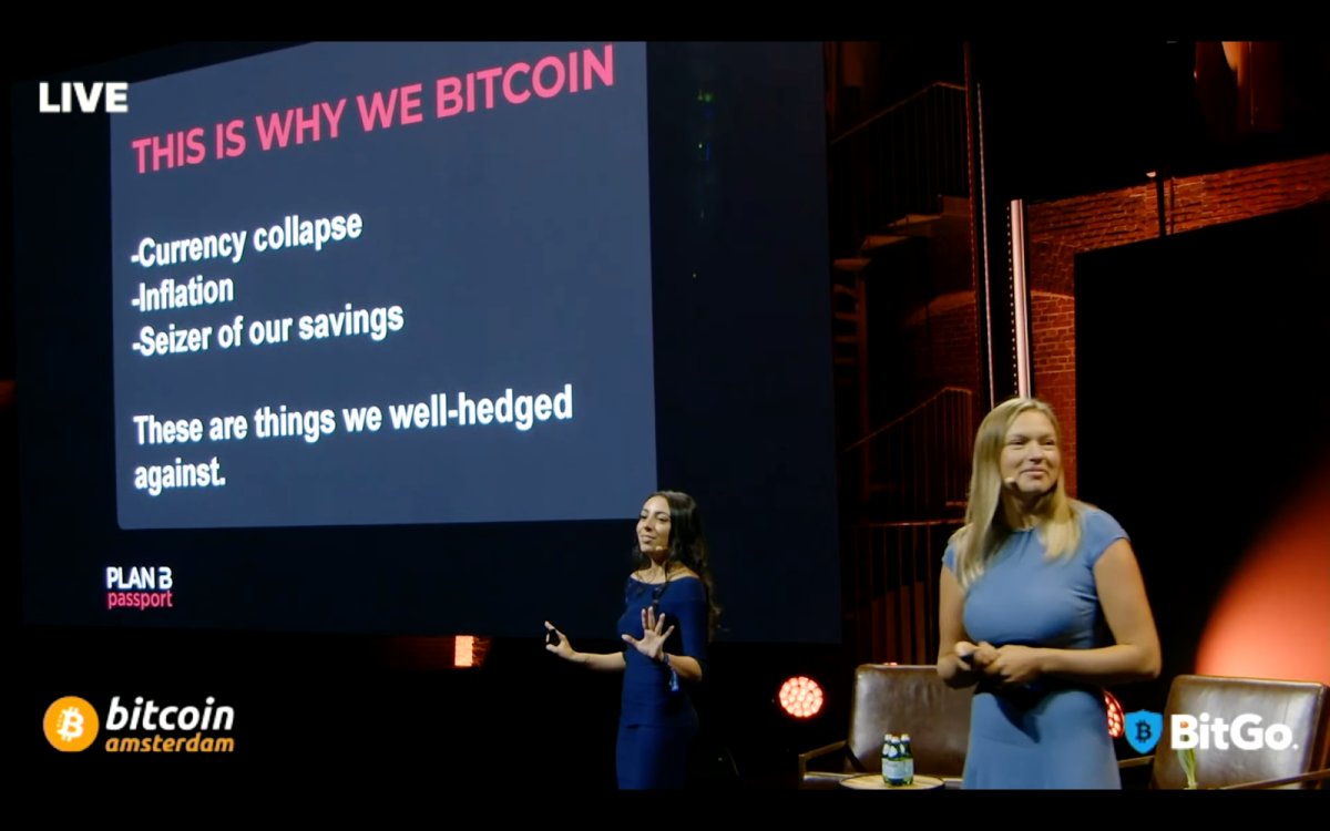 Katie memegang bitcoin Amsterdam