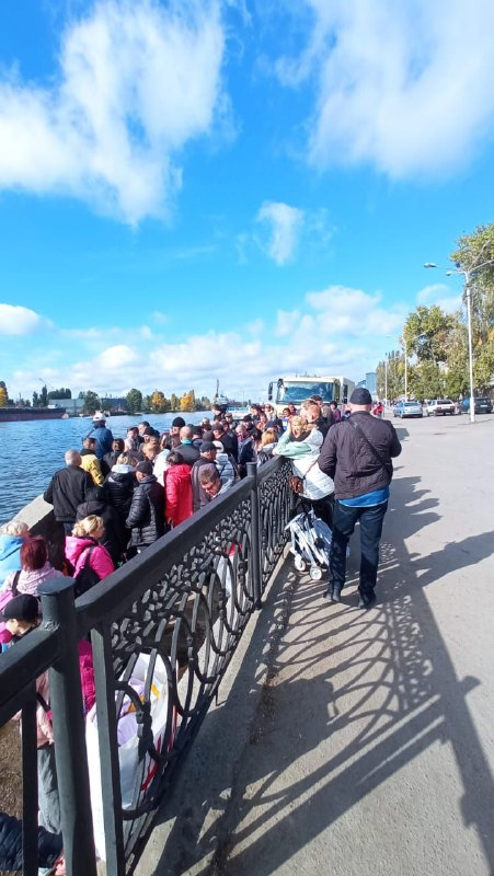 Burgers van Cherson wachten op veerboot, oktober 2022