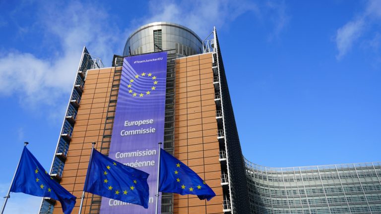 Bruselj bo spodbudil uvedbo takojšnjih plačil v evrih, predlaga zakonodajo