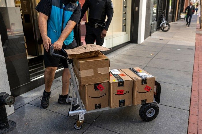 Kurier Amazon dostarczający paczki w San Francisco, USA