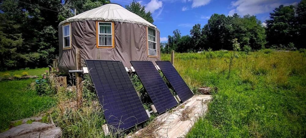 yurt painéis solares alimentando