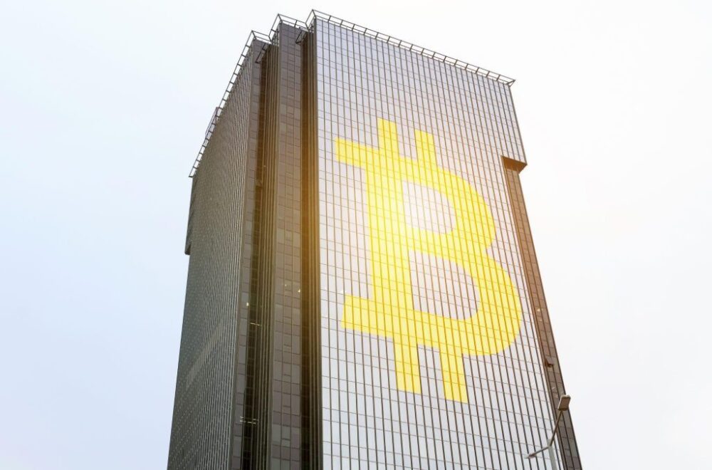 ตึกระฟ้าพร้อมโลโก้ bitcoin บนจอแสดงผล
