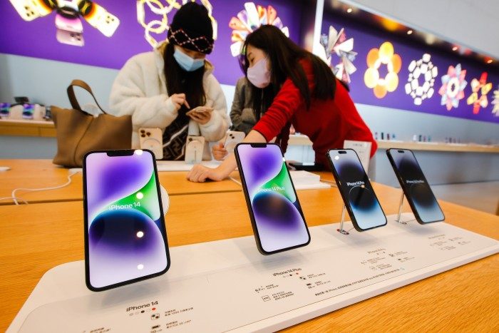 Asiakkaat katsovat iPhone 14 -puhelinta Apple Storessa Pekingissä, Kiinassa marraskuussa 2022