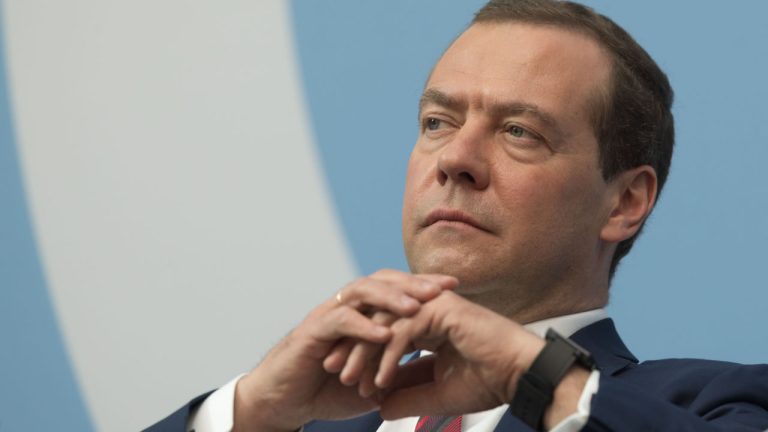 Il dollaro perde rispetto alle valute digitali nel 2023, afferma l'ex presidente russo Medvedev PlatoBlockchain Data Intelligence. Ricerca verticale. Ai.
