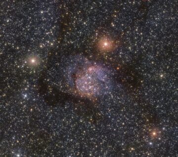 Una miriade di stelle si rivela dietro il debole bagliore arancione della nebulosa Sh2-54 PlatoBlockchain Data Intelligence. Ricerca verticale. Ai.