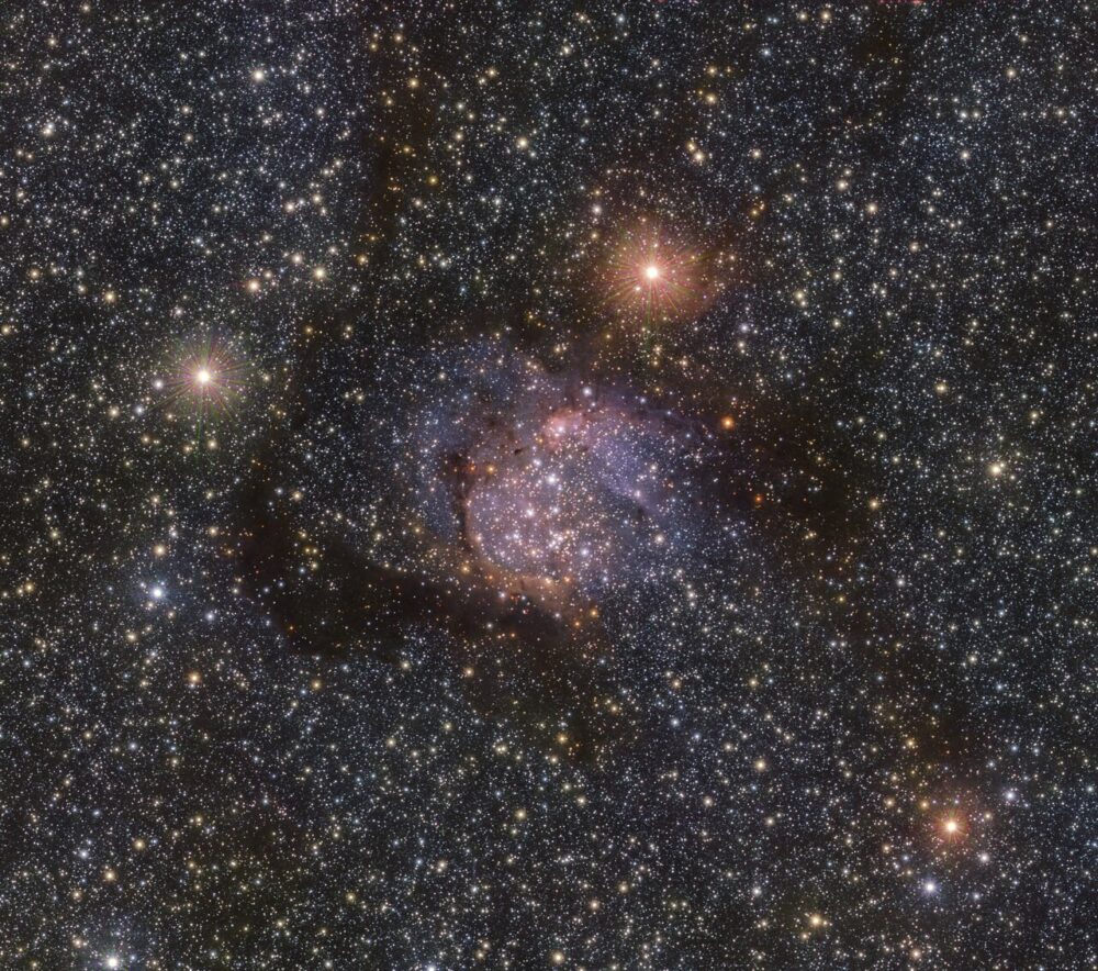 En myriad av stjärnor avslöjas bakom det svaga orangea skenet från Sh2-54-nebulosan PlatoBlockchain Data Intelligence. Vertikal sökning. Ai.