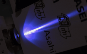 דיכוי פגמים מאפשר לייזר UV עמוק בגל מתמשך בטמפרטורת החדר