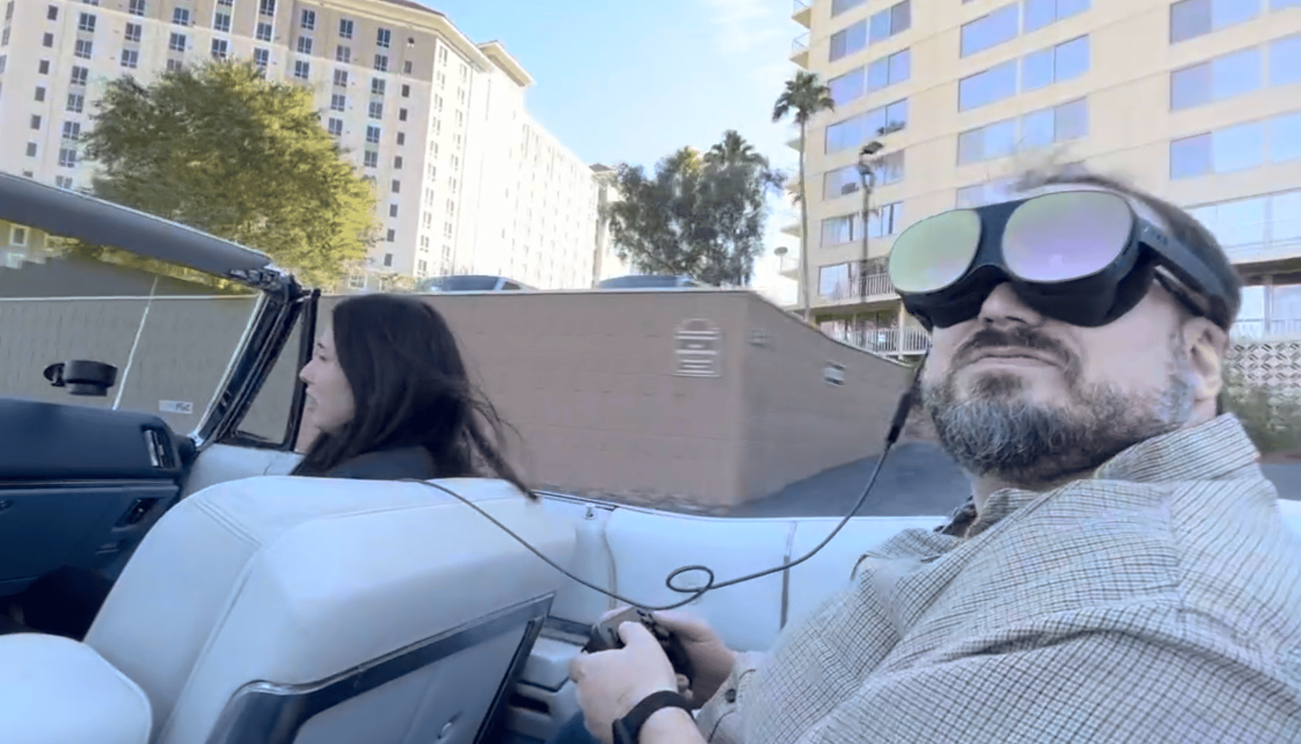 ہولورائیڈ: ہاتھ میں گیم پیڈ کے ساتھ VR میں ایک آرام دہ سواری۔