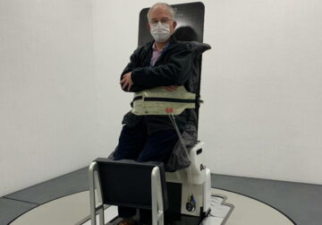 Kursi posisi pasien membuka jalan untuk radioterapi tegak