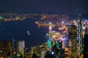 핀테크 리더십을 위한 전투에서 홍콩에 "동풍"의 순간을 만드는 적극적인 정책(King Leung)