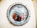Foto teknisi dan insinyur yang menguji pakaian antariksa di ruang vakum
