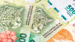 Centralna banka Argentine bo zaradi naraščajoče inflacije izdala nov bankovec za 2,000 pesov