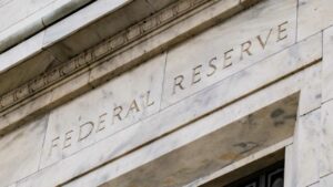 Чиновники Федеральной резервной системы говорят, что для сдерживания инфляции необходимо дальнейшее повышение процентных ставок