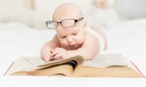 תינוקות מעלים על מודלים של AI בזיהוי מניעים אנושיים