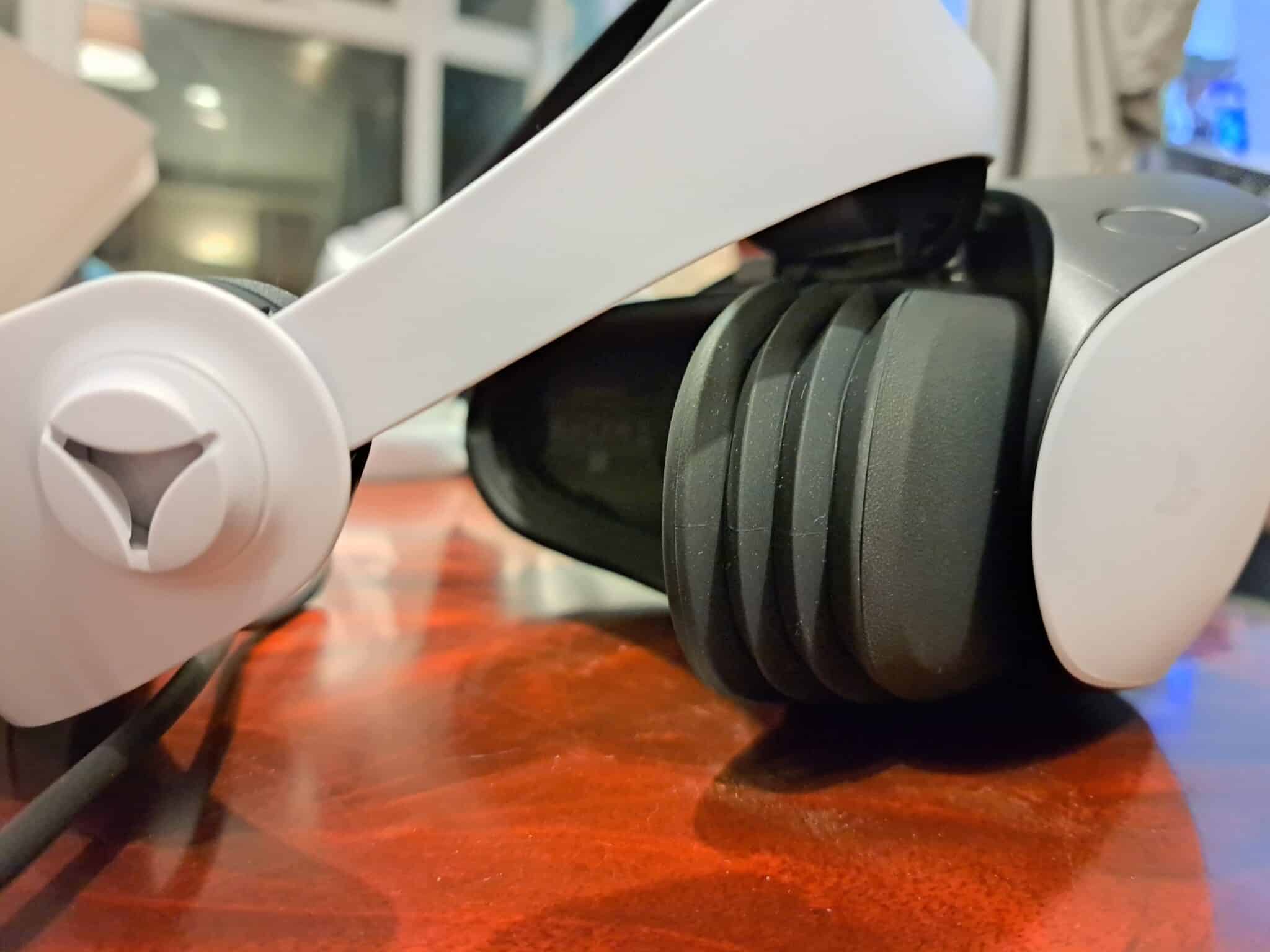 Stran s slušalkami PlayStation VR2 - držalo za masko in slušalke