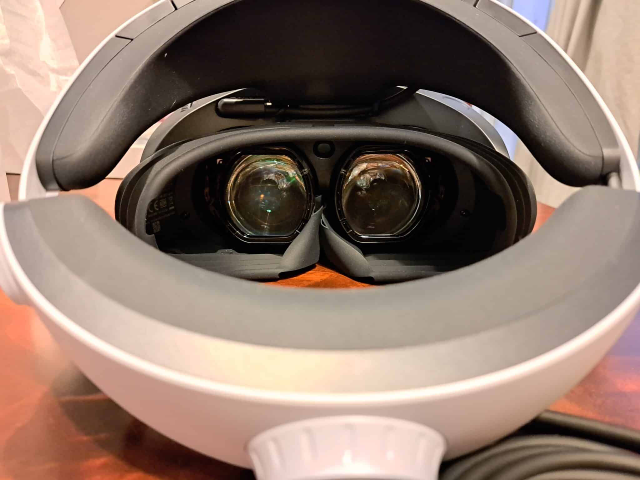 Fotografie cu obiectivul căștilor PlayStation VR2