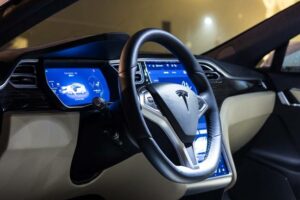Pemegang saham menuduh Tesla melakukan overegging Autopilot, kemampuan Full Self-Driving