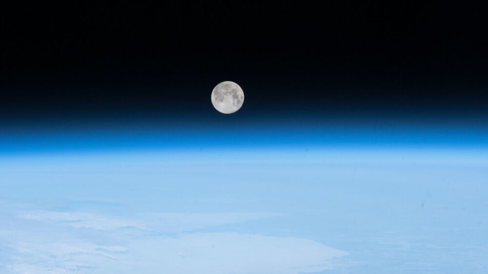 At skyde månestøv ud i rummet som en 'solcreme' for Jorden kunne hjælpe med at stoppe klimaforandringerne