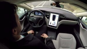 Tesla medger att de ombads överlämna autopilot, fullständiga självkörande dokument till utredare