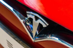 Tesla bromsar vid lanseringen av Full Self-Driving-kod till nya användare