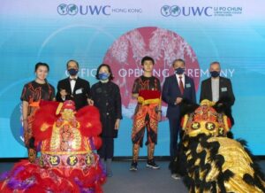 Educação para a paz e sustentabilidade da UWC oficialmente aberta pela Honorável Miss Alice Mak com apresentações de alunos que mostram a diversidade da UWC