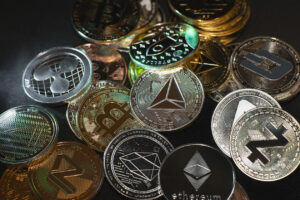 Bitcoin, caída de éter; top 10 criptos mixtos; el oro cierra marzo un 8% más alto