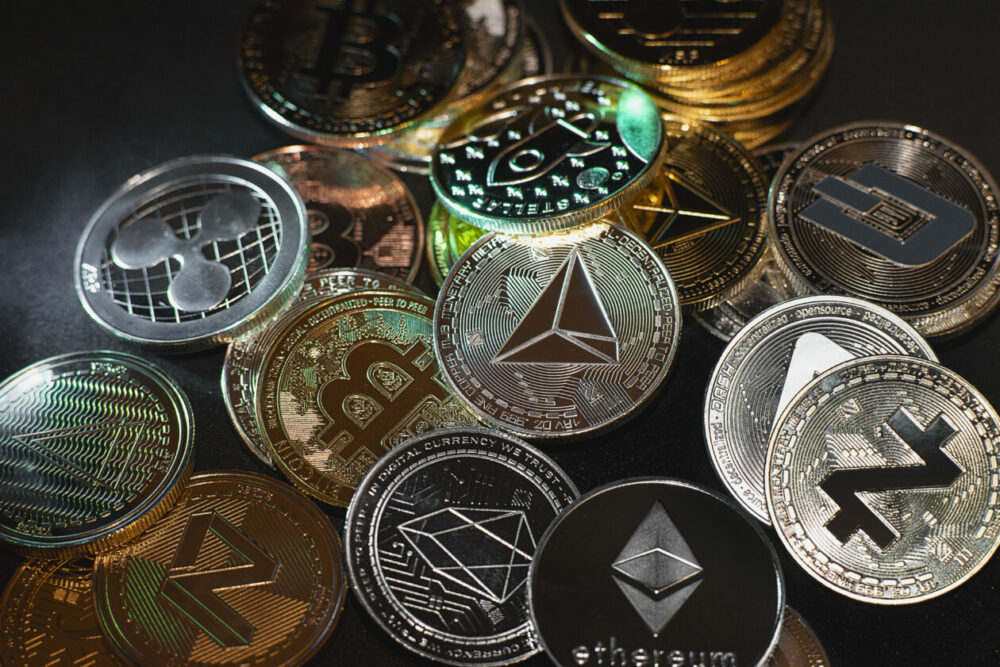 Bitcoin, Ether ตก; cryptos 10 อันดับแรกที่ผสม; ทองคำปิดตลาดเดือนมี.ค.สูงขึ้น 8%