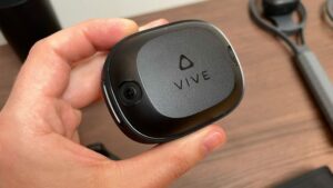 Práctico: el nuevo Vive Tracker independiente de HTC trae sin esfuerzo más de su cuerpo a la realidad virtual
