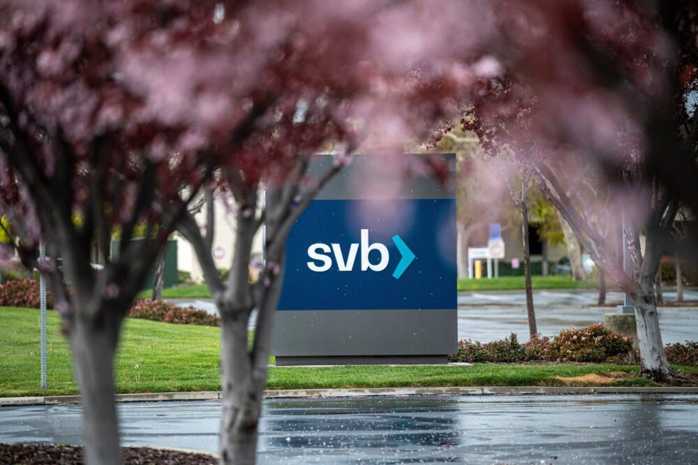 سباقات SVB لمنع إدارة البنوك حيث تنصح الصناديق بسحب النقود