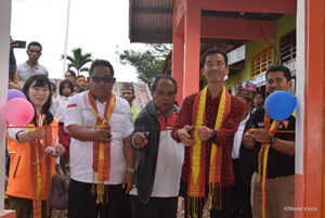 To indonesiske grundskoler bygget med støtte fra Mitsubishi Motors holder åbningsceremonier