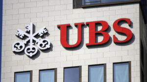 UBS overvejer at erhverve Credit Suisse, anmoder om regeringens bagstopper i aftale