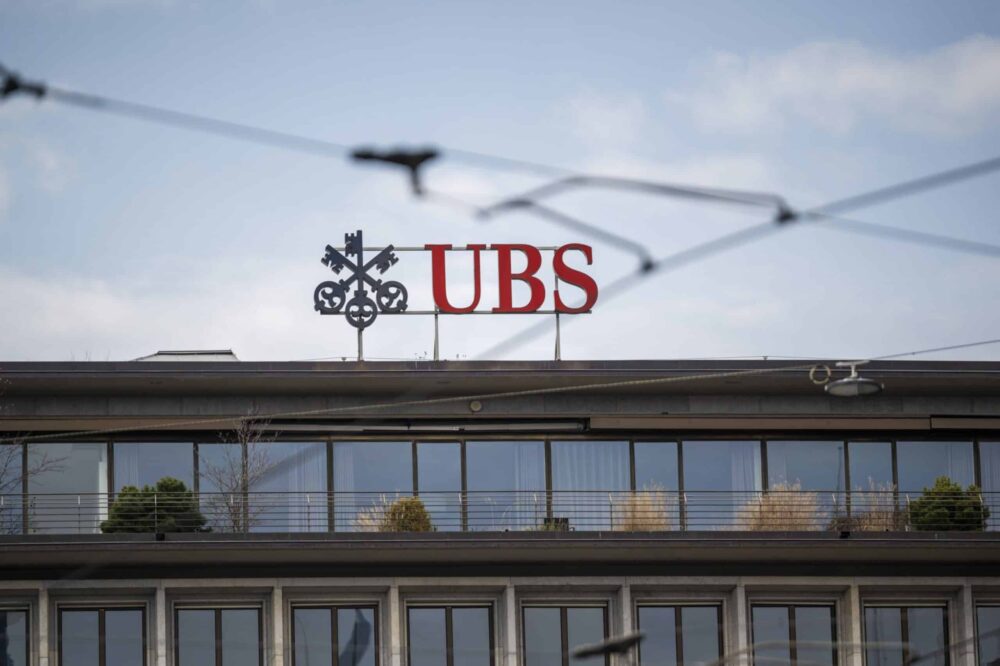 UBS стирає збитки, оскільки інвестори оцінюють вплив угоди Credit Suisse
