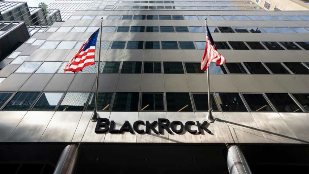 Blackrock, le plus grand gestionnaire d'actifs au monde, ne prévoit aucune baisse des taux de la Fed cette année