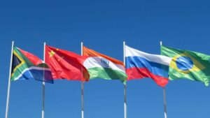 אנליסטים שוקלים את מטבע ה-BRICS ככלי להתמודדות עם סנקציות על בסיס דולר אמריקאי